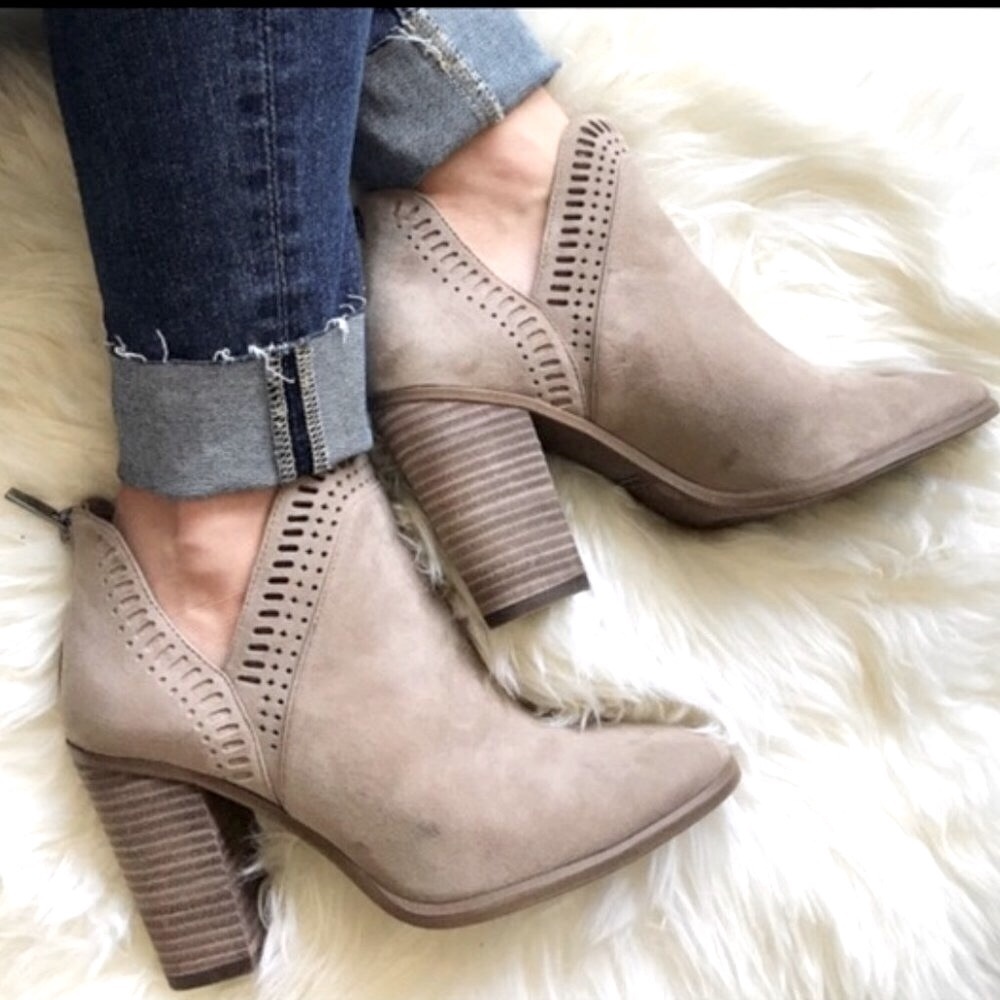 Sz 9 Vince Camuto Fileana French Taupe Split Shaft Laser Cut Out Ankle Boots